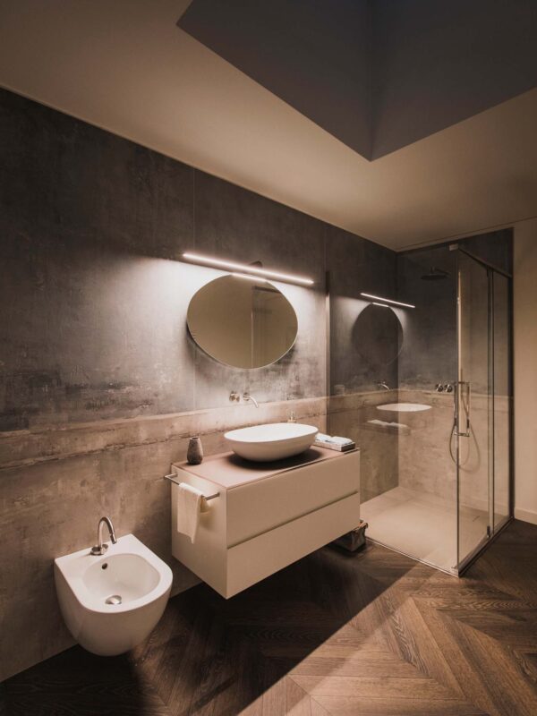 SLIGHT AP - illuminazione per specchio bagno in casale moderno